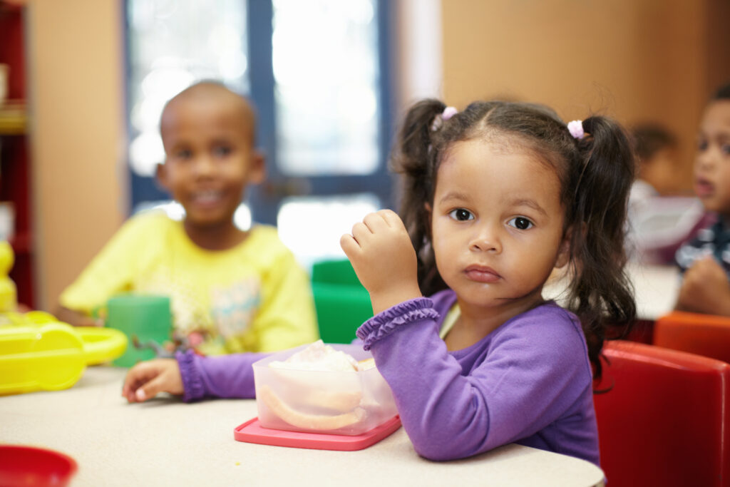 pre-school-children-on-their-lunch-break-eating